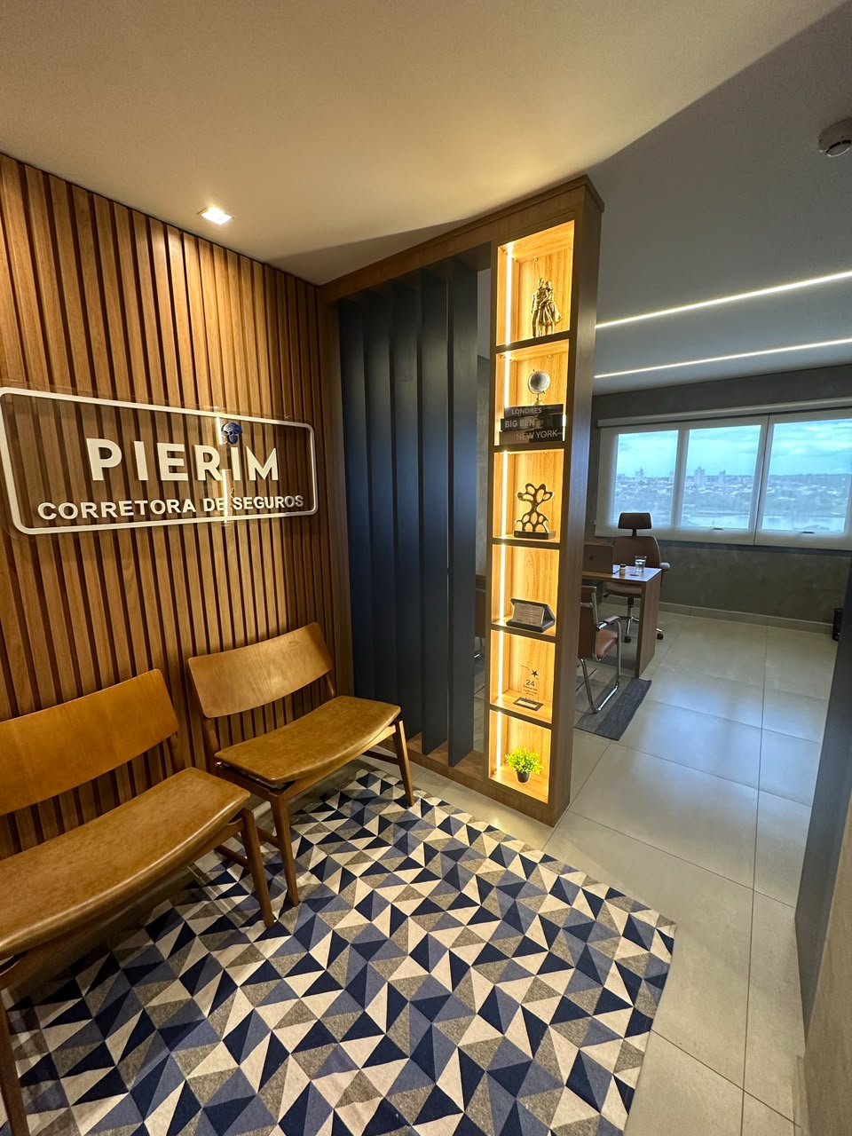 Ambiente de atendimento com prateleira decorativa iluminada